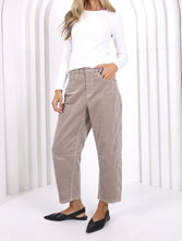 Load image into Gallery viewer, Toni Barrel Corduroy Jeans - Latte