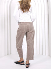 Load image into Gallery viewer, Toni Barrel Corduroy Jeans - Latte