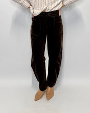 Load image into Gallery viewer, Leo Barrel Corduroy Jeans - Chocolate