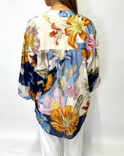 Load image into Gallery viewer, Big Flowers Shirt