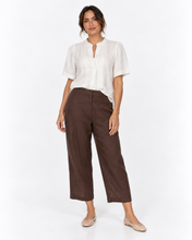 Load image into Gallery viewer, Lyndon Linen Cropped Pant - Chocolate