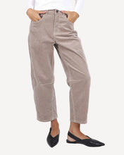 Load image into Gallery viewer, Toni Barrel Corduroy Jeans - Latte