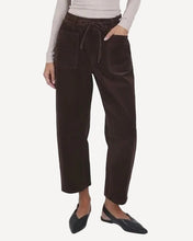Load image into Gallery viewer, Leo Barrel Corduroy Jeans - Chocolate