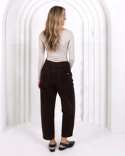 Load image into Gallery viewer, Leo Barrel Corduroy Jeans - Chocolate