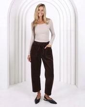 Load image into Gallery viewer, Leo Barrel Corduroy Jeans - Chocolate