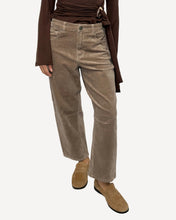 Load image into Gallery viewer, Toni Barrel Corduroy Jeans - Latte